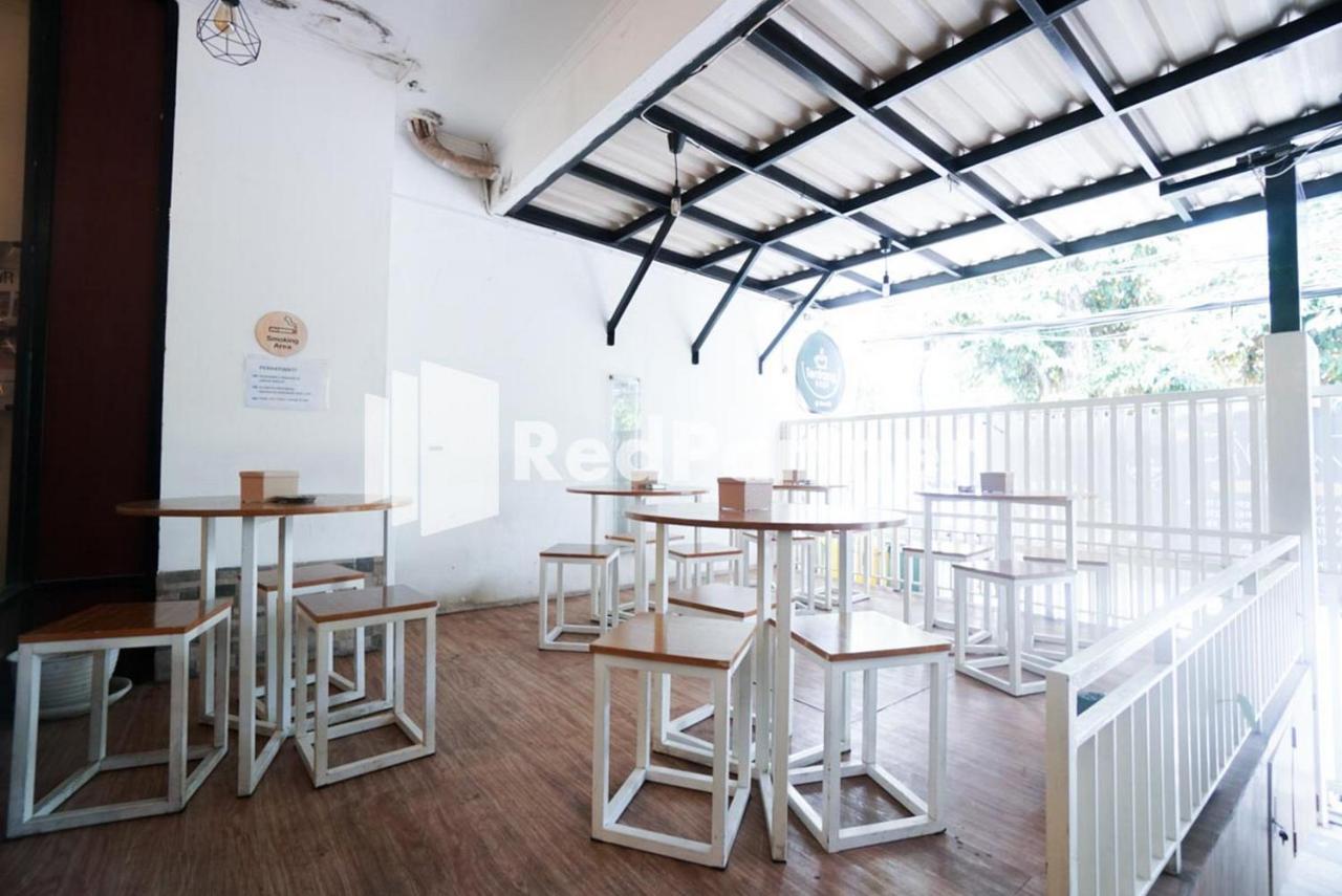 Eascot Hotel Mitra Reddoorz Джакарта Экстерьер фото