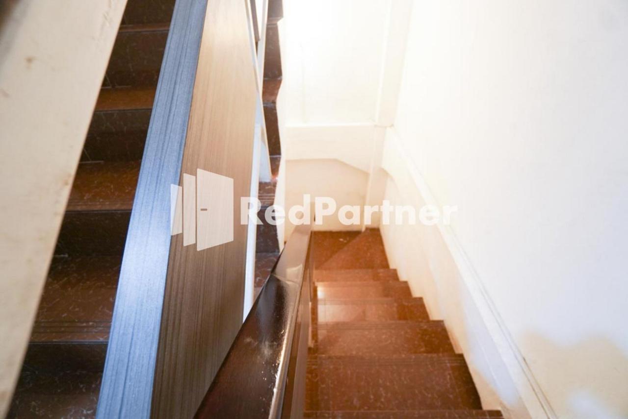 Eascot Hotel Mitra Reddoorz Джакарта Экстерьер фото